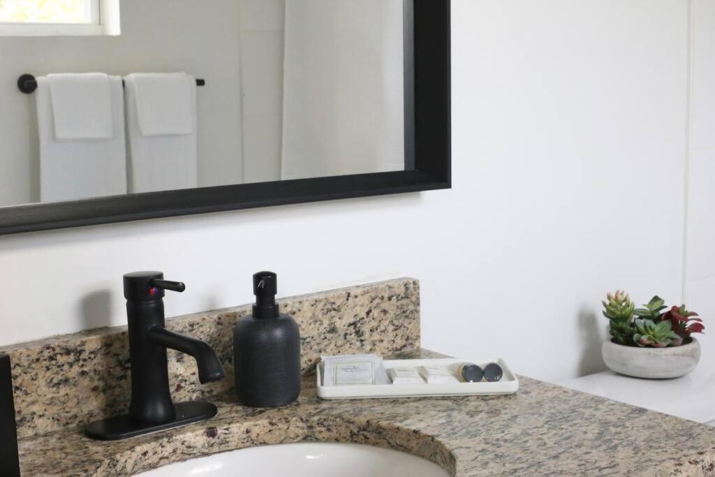 Sanctuary Gainesville Bright 2 Bedroom King Condo Kültér fotó